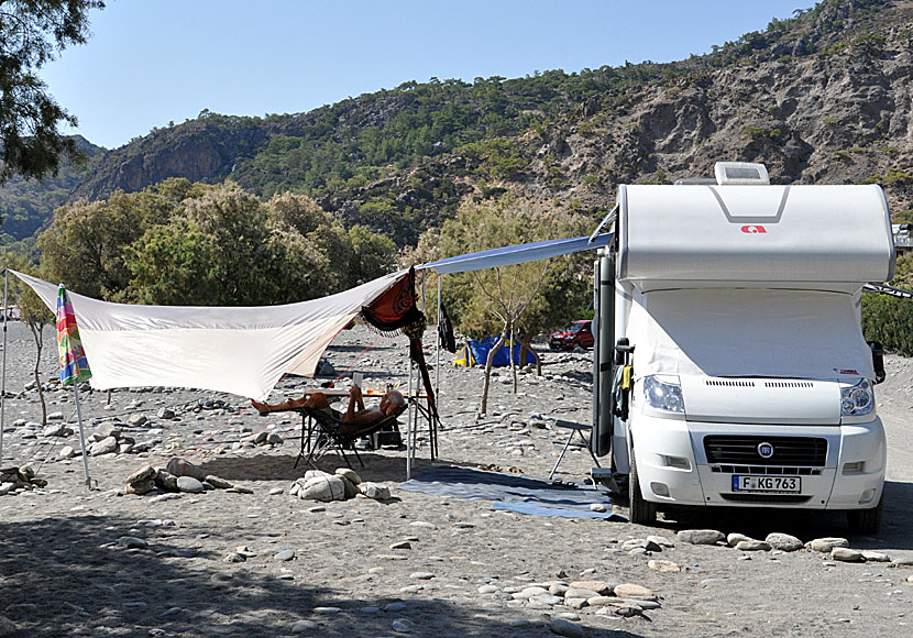 Man ska ha husvagn med Galenskaparna i en husbil på en campingplats i Sougia på södra Kreta.