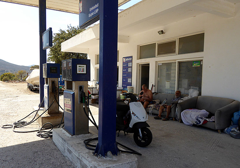 Macken med Galenskaparna och After Shave på bensinstationen ovanför Livadia på Tilos i Grekland.