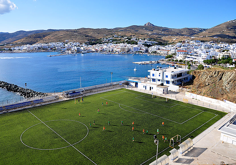 Det spelades bättre boll på Gunnar Nordahls tid med Torsson på en fotbollsplan i Chora på Tinos i Grekland.