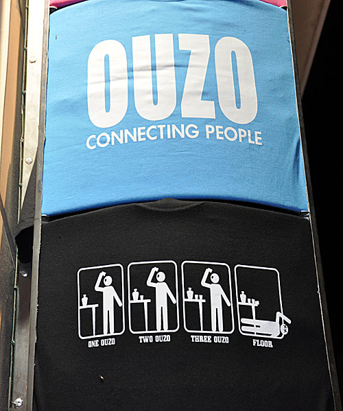 T-shirts med roliga tryck med den anisdoftande drycken ouzo från Grekland.  Ouzo connecting people. 