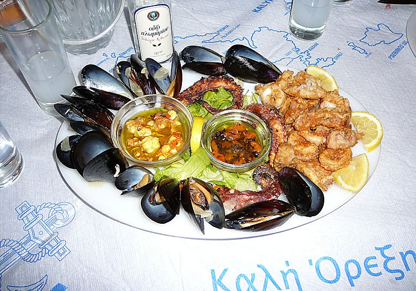 Äta färsk fisk och skaldjur med Plomari ouzo på Telendos i Grekland