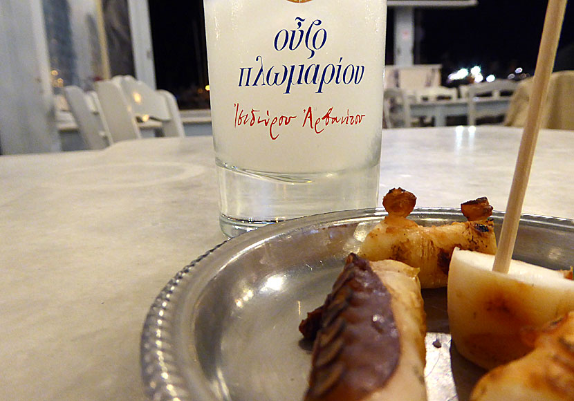 Ett glas ouzo och grillad bläckfisk är mycket gott, som här på en ouzeria i Naxos stad.