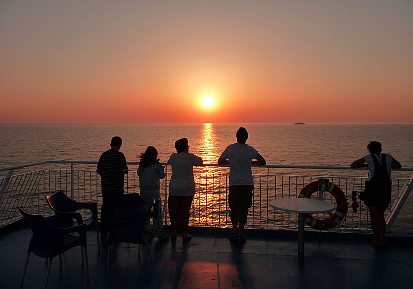Solnedgången från en färja på Chios i Grekland.