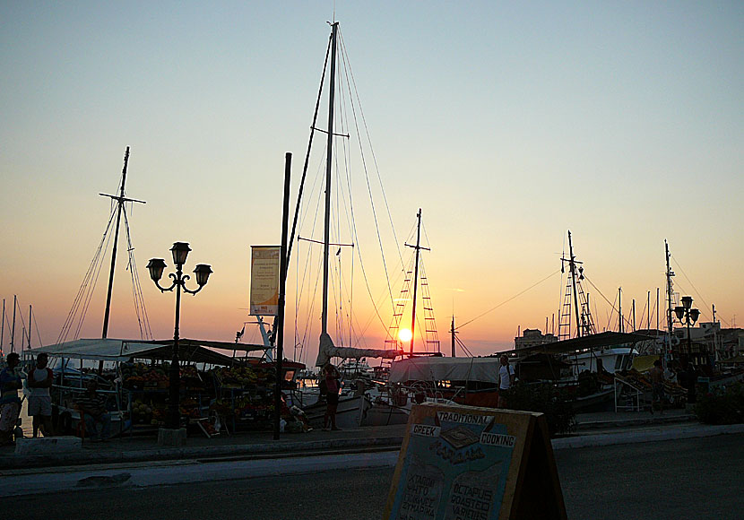 Solnedgången i Egina stad på Egina i Grekland.