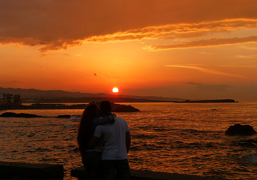 Solnedgången i Chania på Kreta i Grekland.