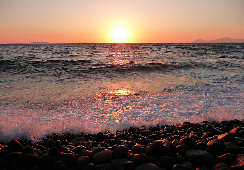 Den bedårande solnedgången vid Hohlaki beach i Mandraki på Nisyros.