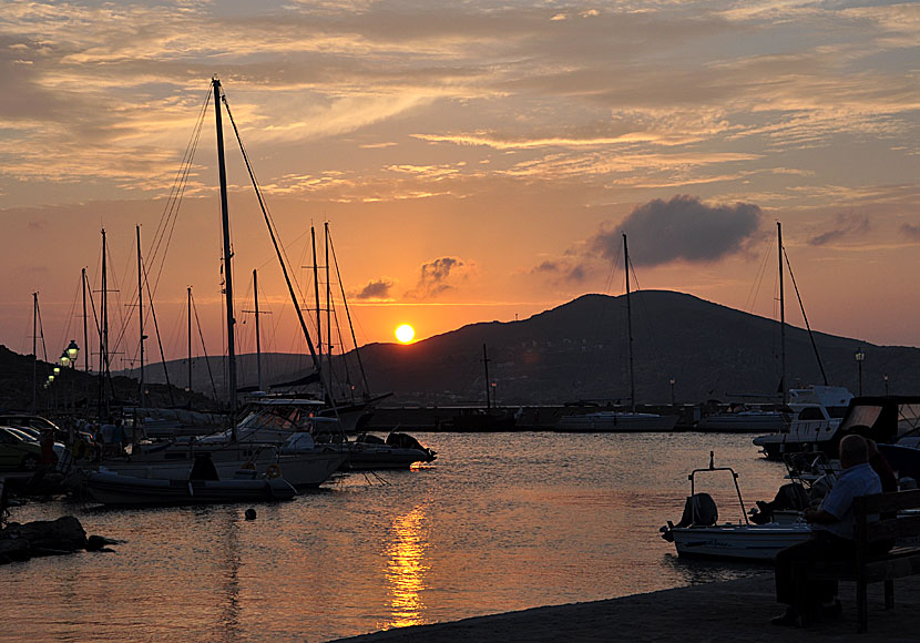 Solnedgången i Naoussa på Paros i Grekland.