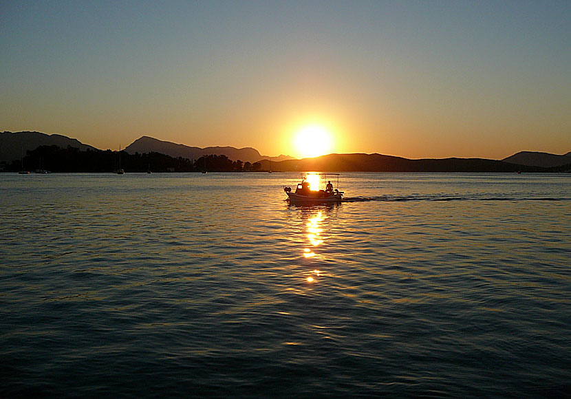 Solnedgången i Poros stad på Poros i Grekland.