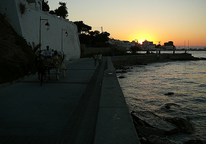 Solnedgången i Spetses stad på Spetses i Grekland.