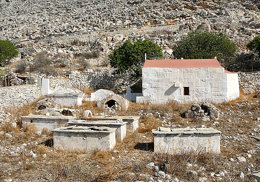 Arkeologiska utgrävningar på ön Chalki i Dodekaneserna. Gravar och romerska sarkofager. 