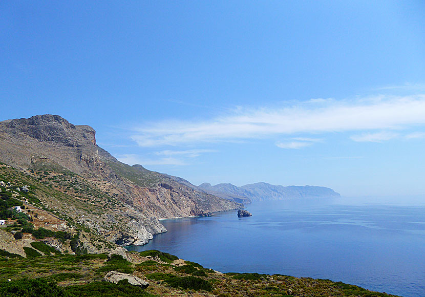 Kusten efter Agia Anna på Amorgos ser ut om kusten efter den obebodda byn Chorio på Chalki. 