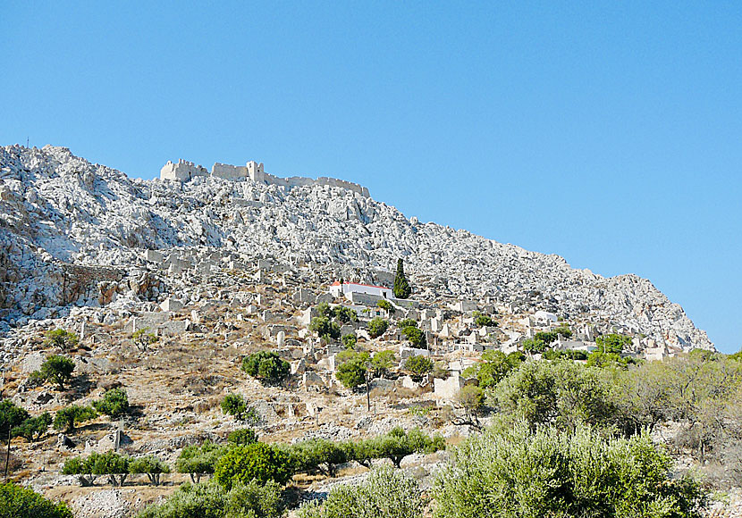 Den obebodda byn Chorio och den medeltida fästningen Kastro på Chalki.