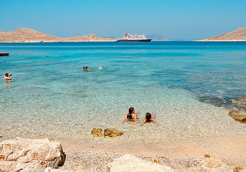 Det ljuvliga och snorkelvänliga vattnet vid Ftenagia beach på Chalki.