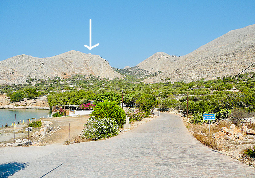 Vägen från Emborio till Pondamos beach, Kastro och Chorio på ön Chalki i Grekland. 