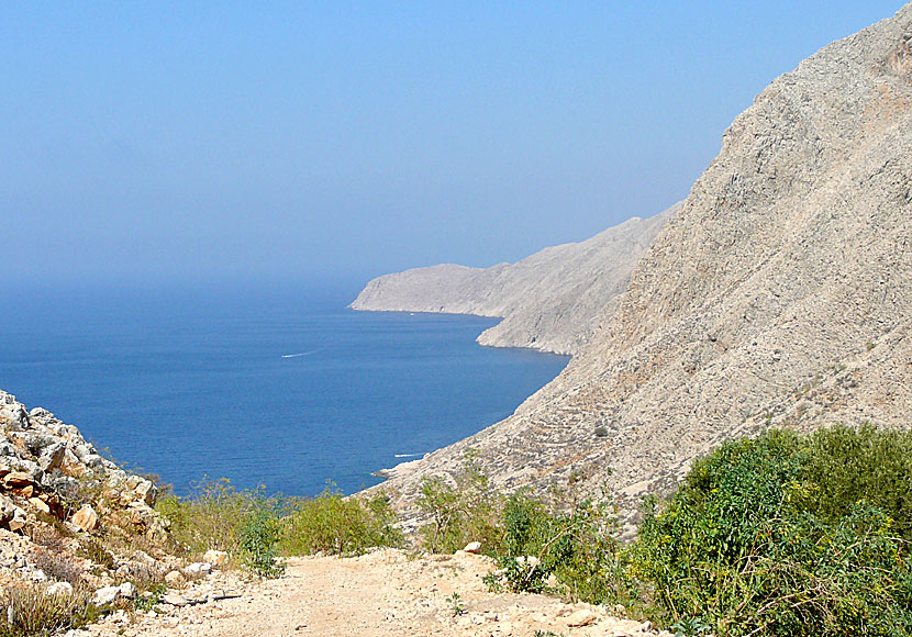 Kuststräckan efter den obebodda byn Chorio på Chalki liknar Amorgos.
