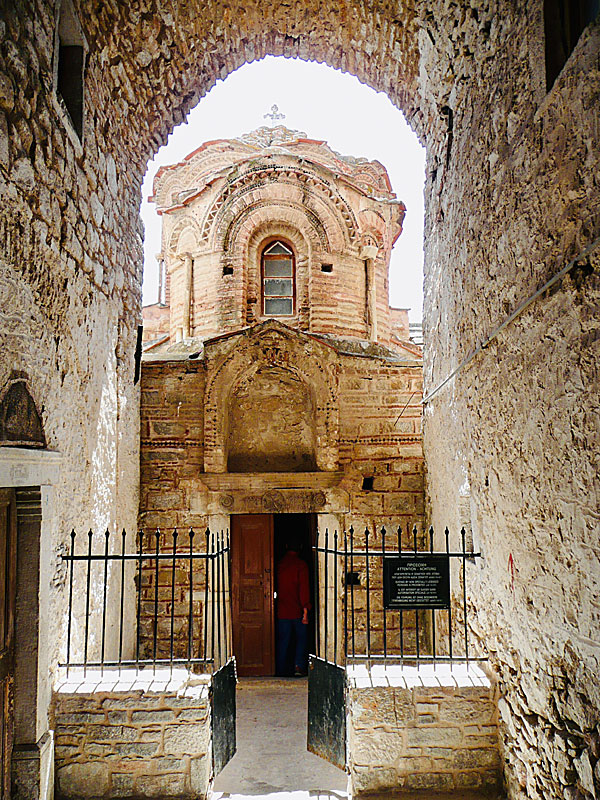 Kyrkan Agioi Apostoloi i Pyrgi på Chios är från 1400-talet.