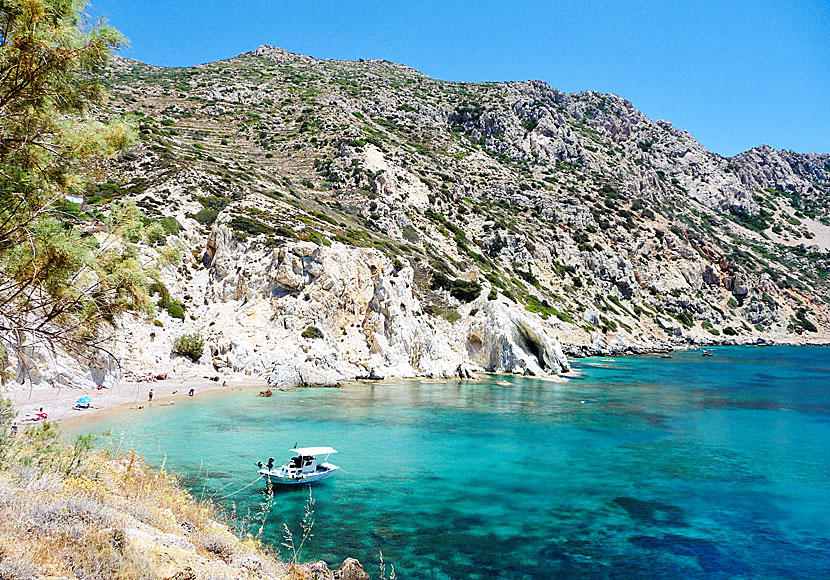 Höga berg, kristallklart och blått hav vid Vroulidia beach på Chios.