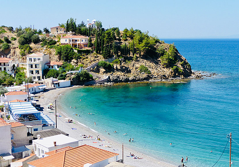 Nagos på östra Chios är en av öns mysigaste byar. Här finns en barnvänlig strand. 