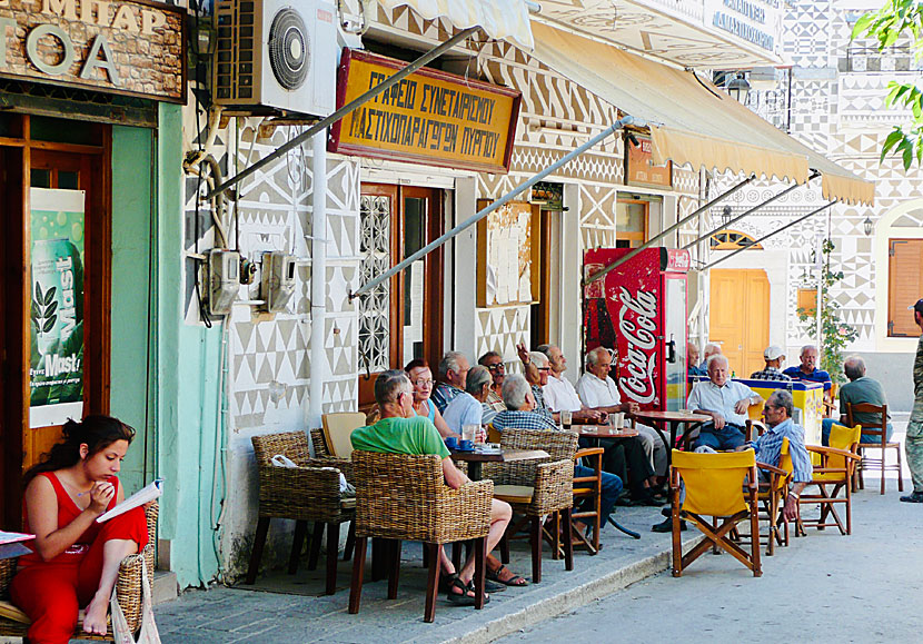 Kaféer, tavernor och restauranger i byn Pyrgi på Chios. 