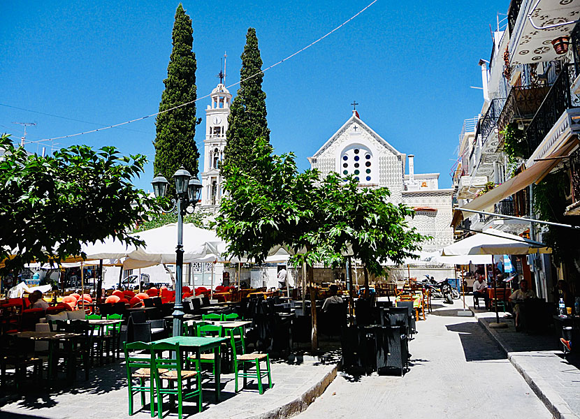 En rundtur i Pyrgi avslutas gärna med en lunch på det mysiga torget där kyrkan Virgin Mary ligger.