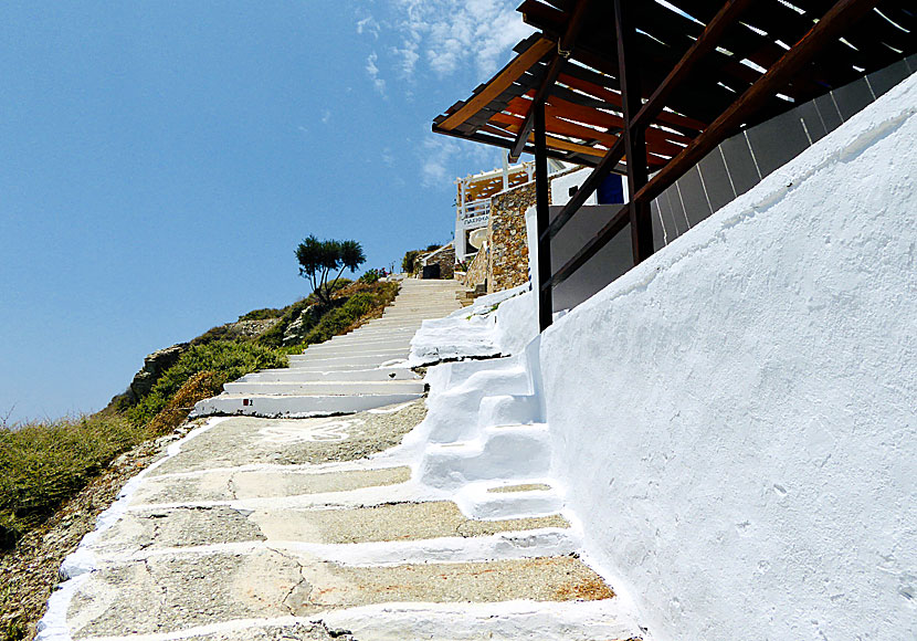 Stigen till stränderna Galifos och Agios Nikolaos börjar vid trappan i Angali beach.
