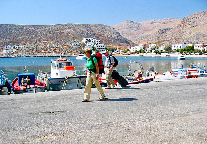 Färjan i hamnen i Karavostasi på Folegandros.