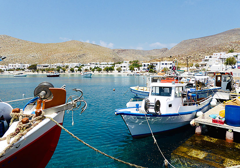 Fiskhamnen och stranden i Karavostasi på Folegandros.