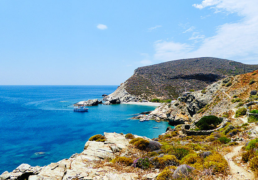 Efter Galifos beach fortsätter stigen till Agios Nikolaos. Det går som sagt badbåt till stranden också. 
