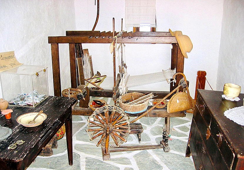 Spinnrock och vävstol i folkmuseet på  Folegandros i Kykladerna.