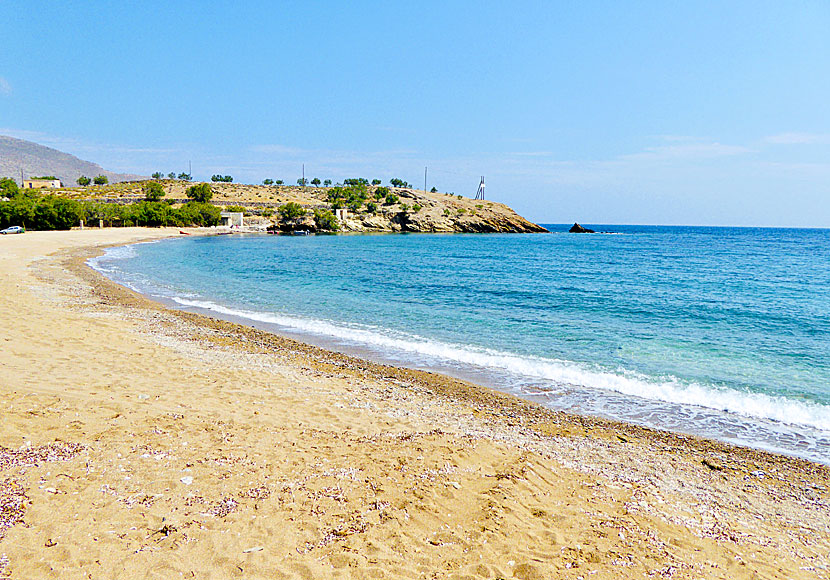 Livadi beach nära hamnen på Folegandros i Grekland.