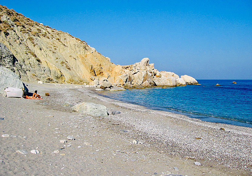 Katergo beach på Folegandros passar dig som gullar att sola och bada naken.