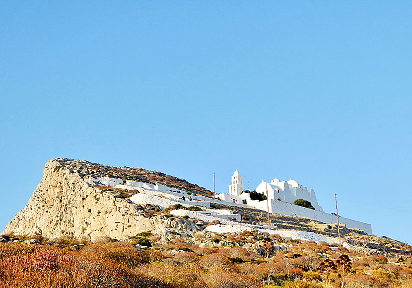 Det tar cirka femton minuter att gå upp till Church of Panagia från Pounda Square i Chora på Folegandros i Kykladerna.