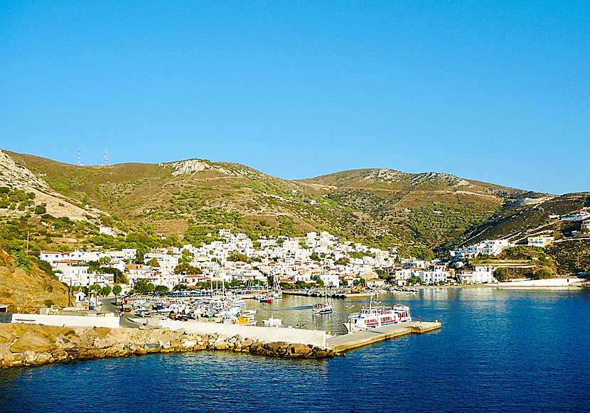 Fourni by, hamn och strand i Grekland.