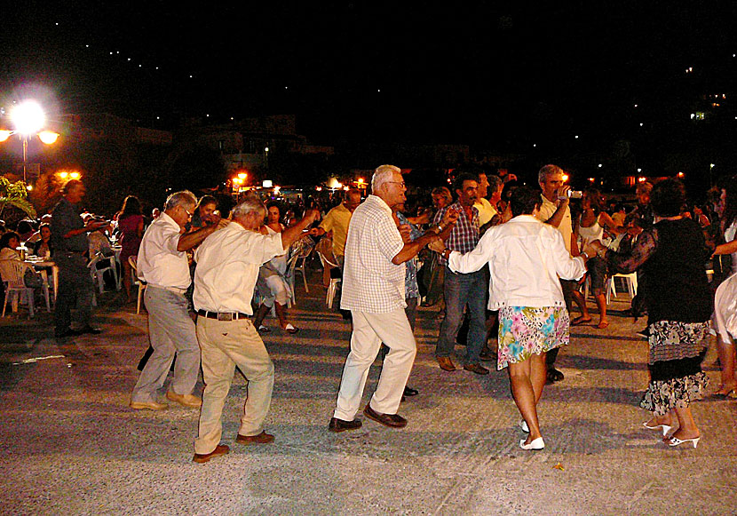 Panigiri, party, fest och dans till levande grekisk musik på ön Fourni i Grekland.