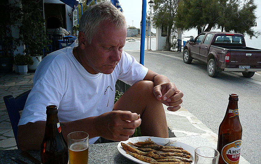 Grekisk sallad, gopes, bröd och två kalla öl på Taverna Fotis i Agios Prokopios på Naxos.