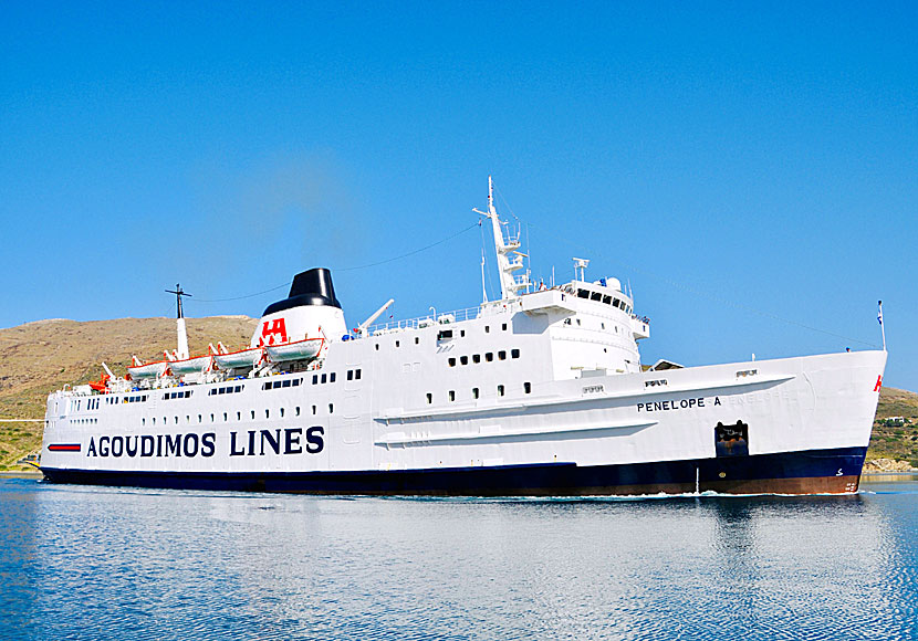 Greklands vackraste färja Penelope A på väg till hamnen i Gavrio på Andros.