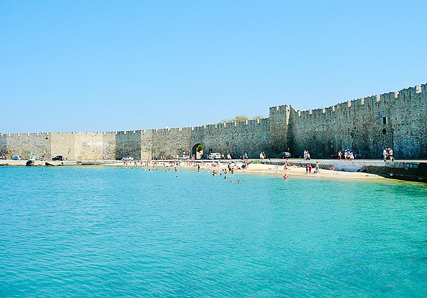 Akti Sachtouri beach utanför ringmuren i Rhodos gamla stad.