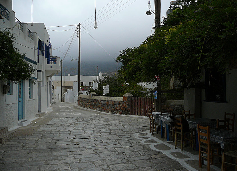 Taverna och torg i Langada. Amorgos.