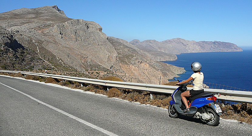 Köra moped till klostret och Agia Anna på Amorgos.