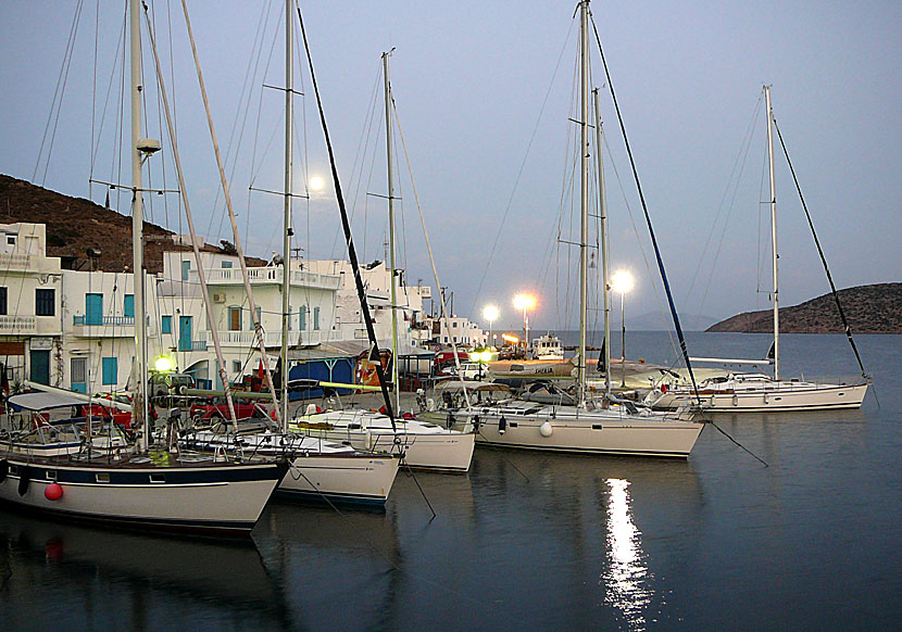 Segelbåtar i hamnen i Katapola.