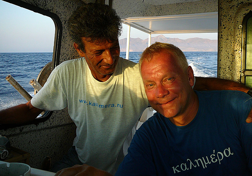Med båt från Anafi till Santorini.