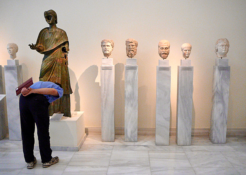 Antika statyer på Atens Nationalmuseum.