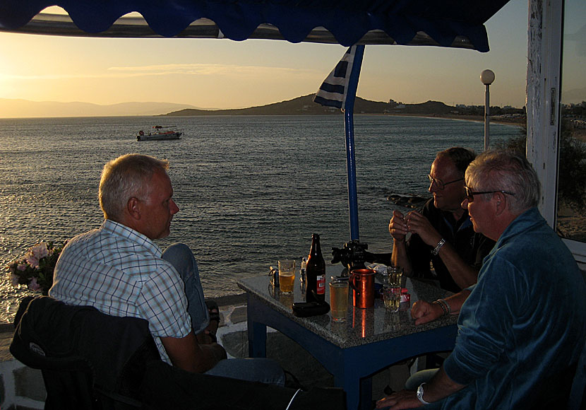 Kalimera-Janne och Arne och Birgitta på Fotis Taverna i Agios Prokopios på Naxos.