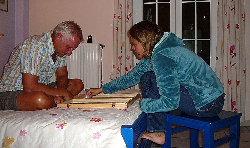 Spela backgammon och tavli på Naxos i  Grekland.