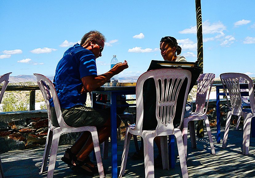 Lär dig att spela tavli, (backgammon) i Grekland.