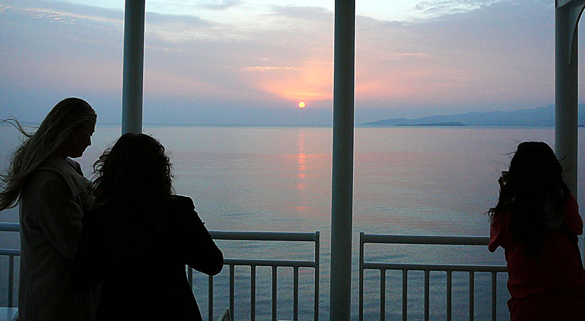Solnedgången sedd från Blue Star Paros i Kykladerna.