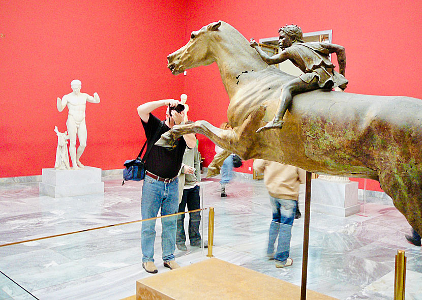 Bronsstaty av en häst och en jockey från cirka 140 f.Kr. i Atens Arkeologiska museum.
