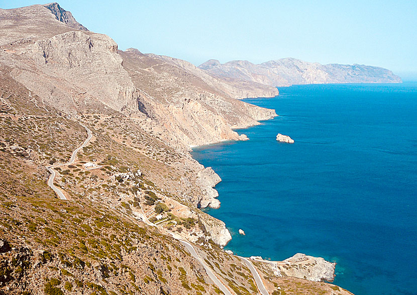 Kustlinjen i Agia Anna på Amorgos liknar kustlinjen på Chalki.