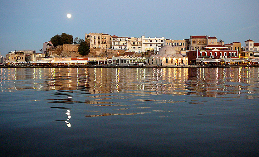 Restauranger i hamnen i Chania på Kreta.