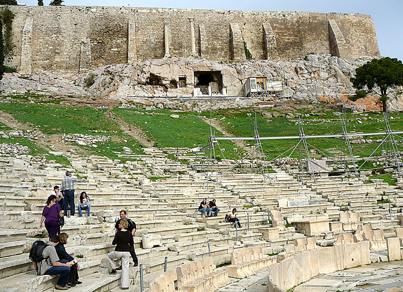 Vi besökte även den imponerande Dionysosteatern som ligger under Akropolis i Aten.